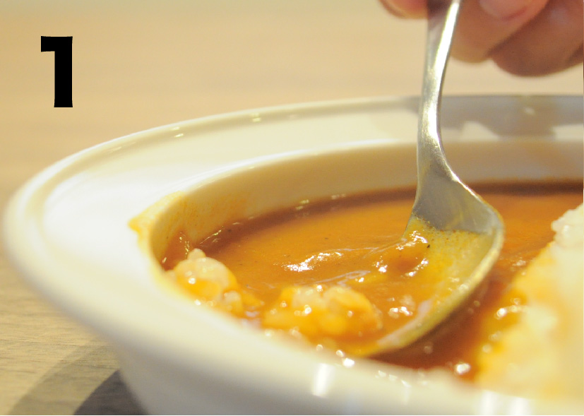 ユニバーサル・プレートでカレーをすくう様子1