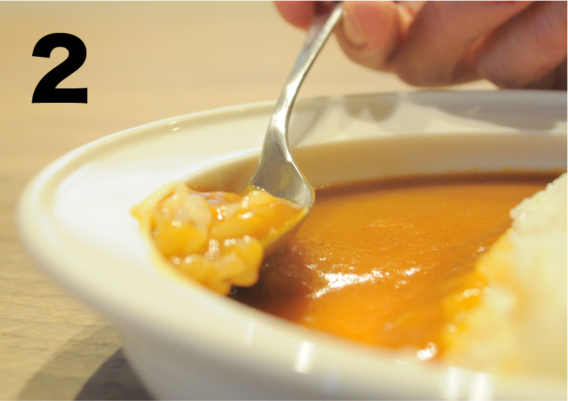 ユニバーサル・プレートでカレーをすくう様子2