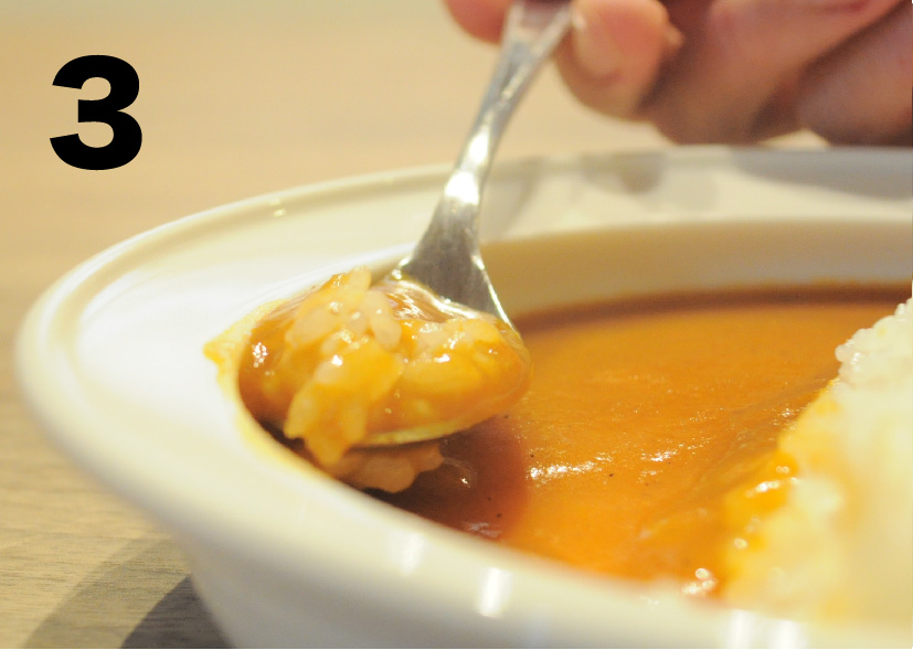 ユニバーサル・プレートでカレーをすくう様子3