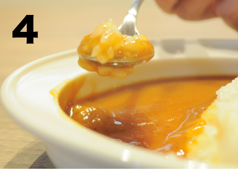 ユニバーサル・プレートでカレーをすくう様子4
